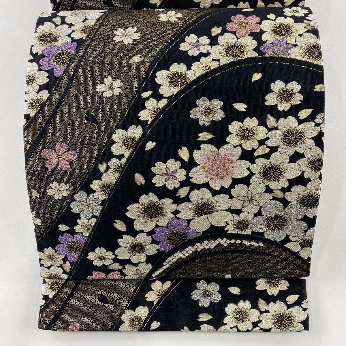 袋帯 秀品 振袖向き 桜 花びら 箔 黒 六通 正絹