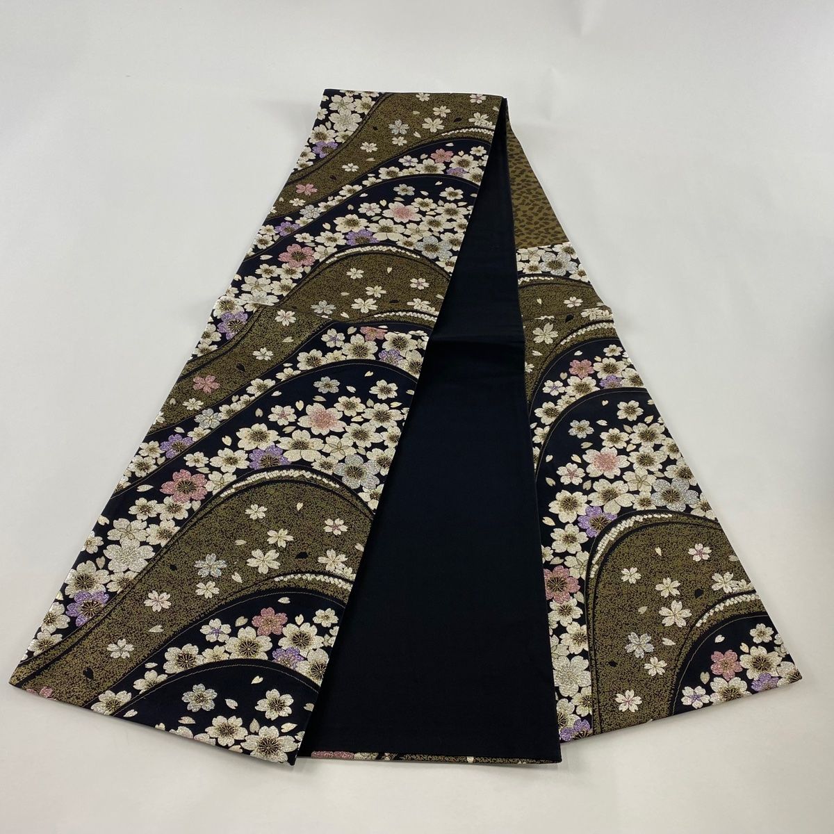  袋帯 秀品 振袖向き 桜 花びら 箔 黒 六通 正絹 袋帯 帯