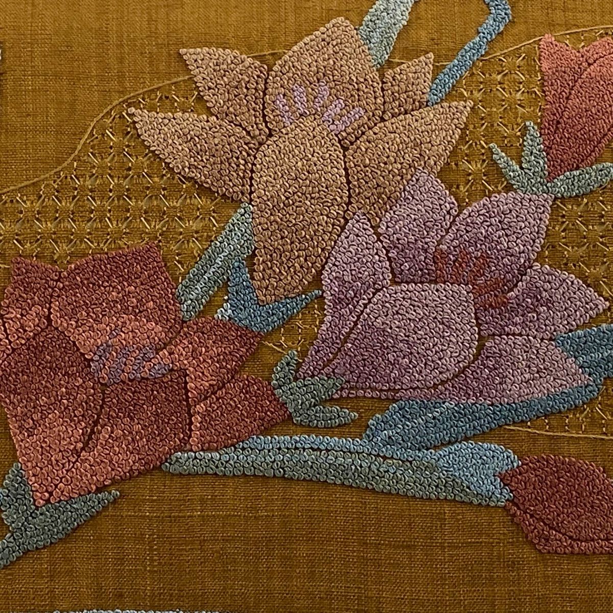 名古屋帯 秀品 紬地 草花 霞 相良刺繍 汕頭刺繍 山吹茶色 正絹