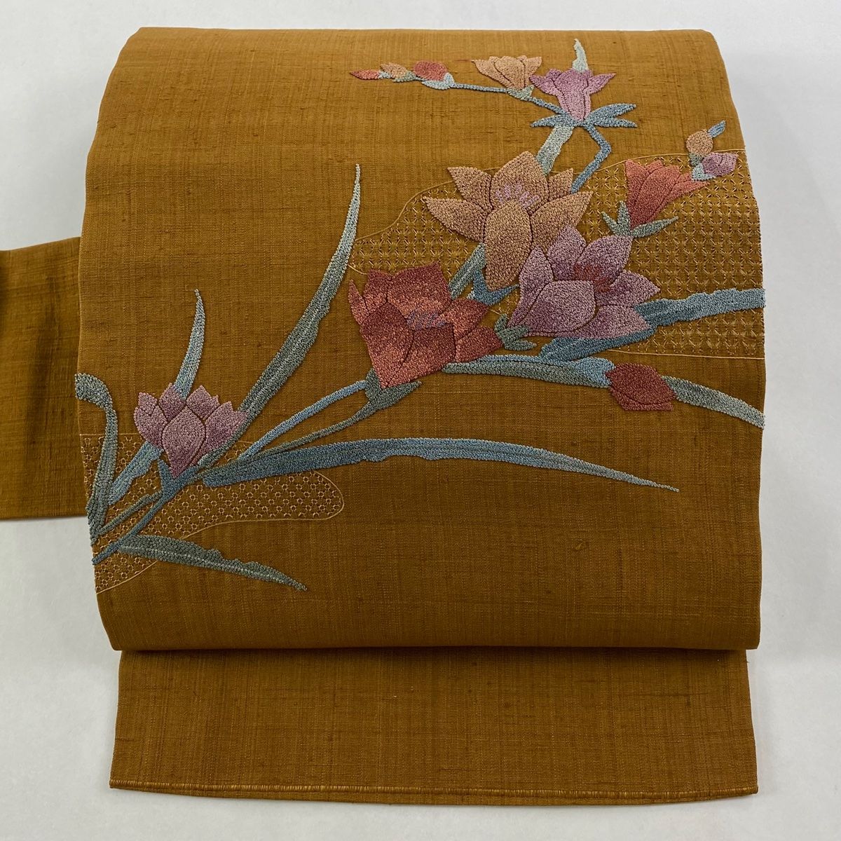 名古屋帯 秀品 紬地 草花 霞 相良刺繍 汕頭刺繍 山吹茶色 正絹