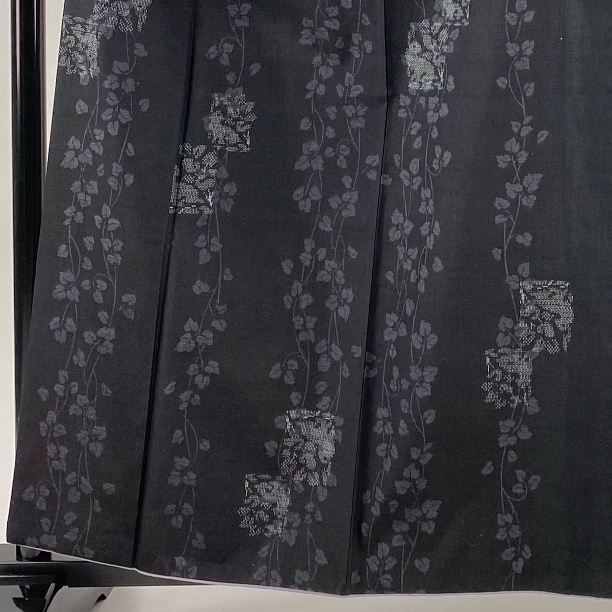 結城紬 身丈160.5 cm 裄丈70 L 袷 証紙 花兎 蔦 黒 正絹