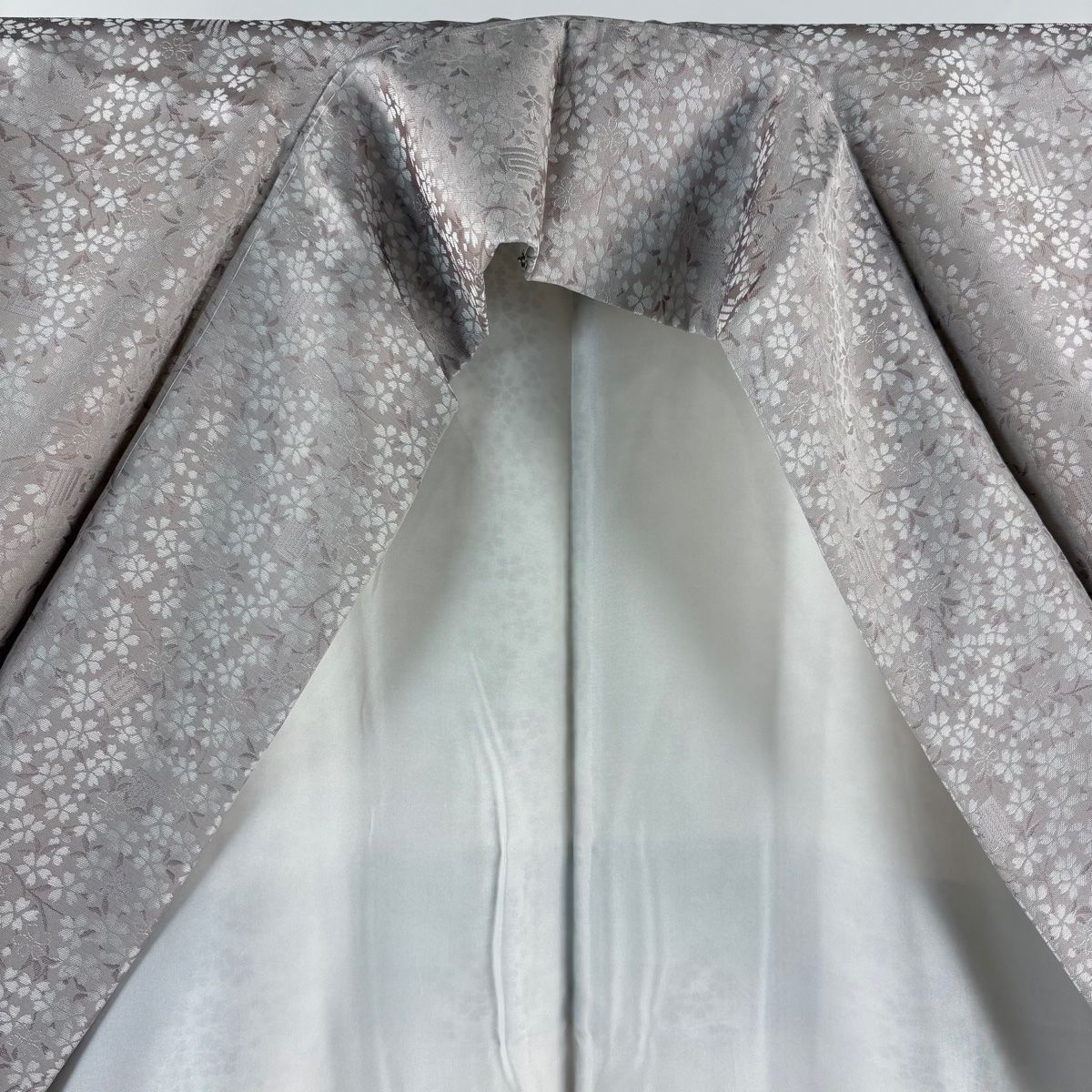  お召 身丈171.5 cm 裄丈69.5 L 袷 やまと 桜 源氏香 ピンクベージュ 正絹 その他 着物