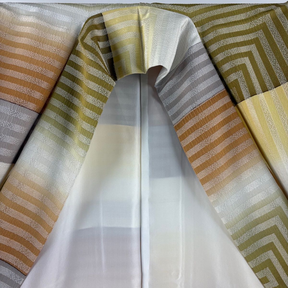 【小紋】正絹　裄長め　都会的&洒落感満載 小紋 着物 未使用 正絹 袷 齋藤良樹 ローケツ染 天鵞絨色 深緑