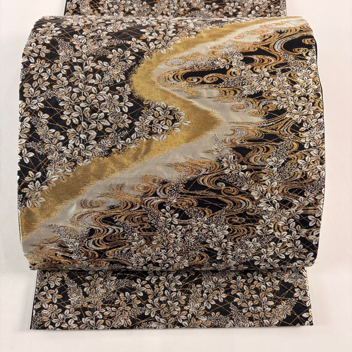 美品】 袋帯 名品 加納幸 落款 萩 流水 金銀糸 刺繍 黒 お太鼓柄 正絹