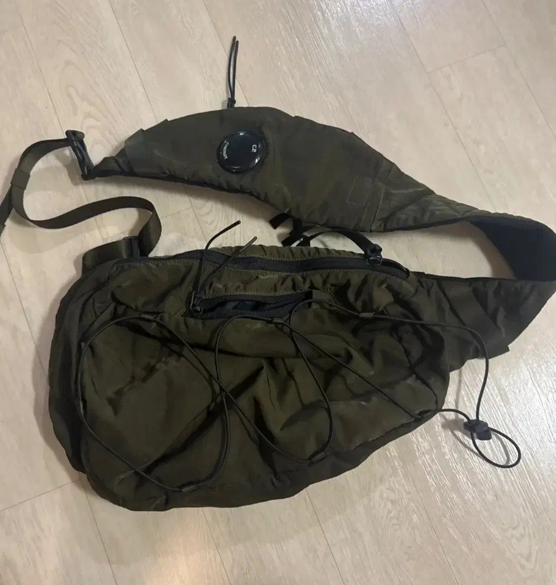 C P COMPANY シーピーカンパニー スリングバック バッグ オリーブ