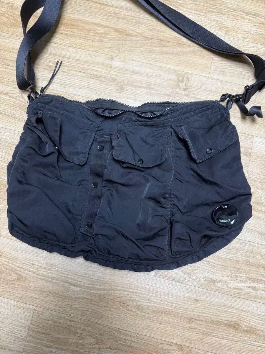 C.P.カンパニー ユーティリティ パック クロスバッグ