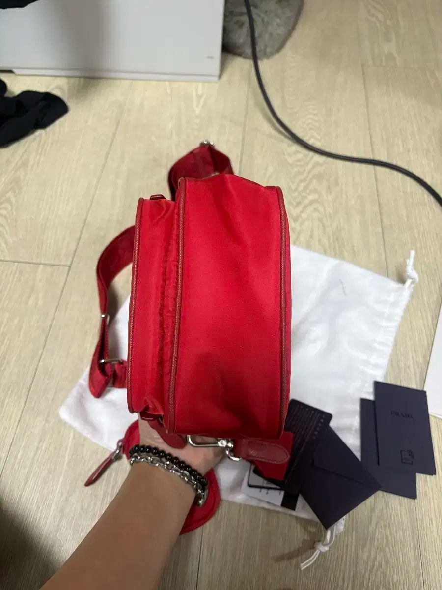 プラダ 半ドリー エラ ナイロン クロスバッグ