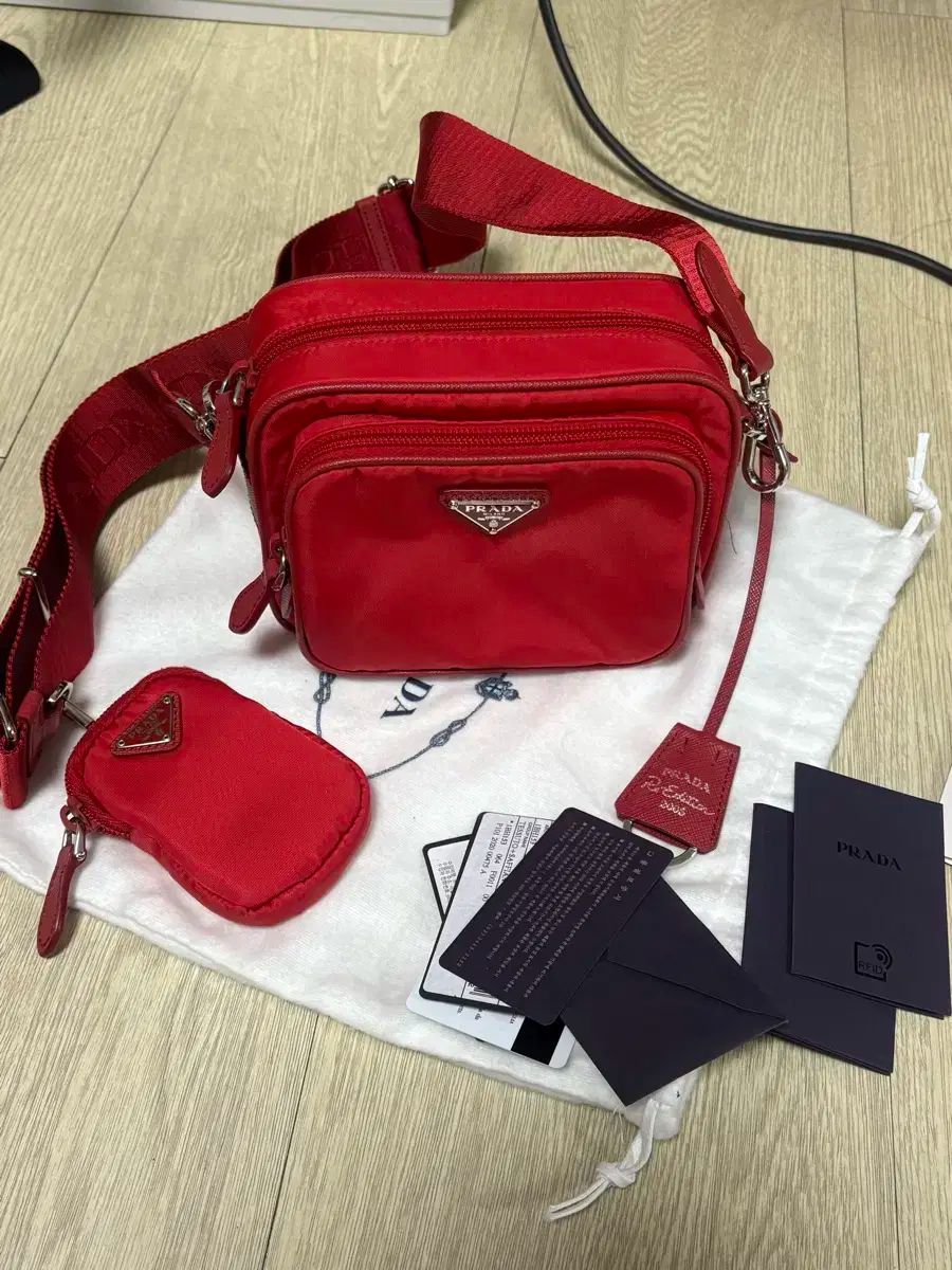 プラダ 半ドリー エラ ナイロン クロスバッグ