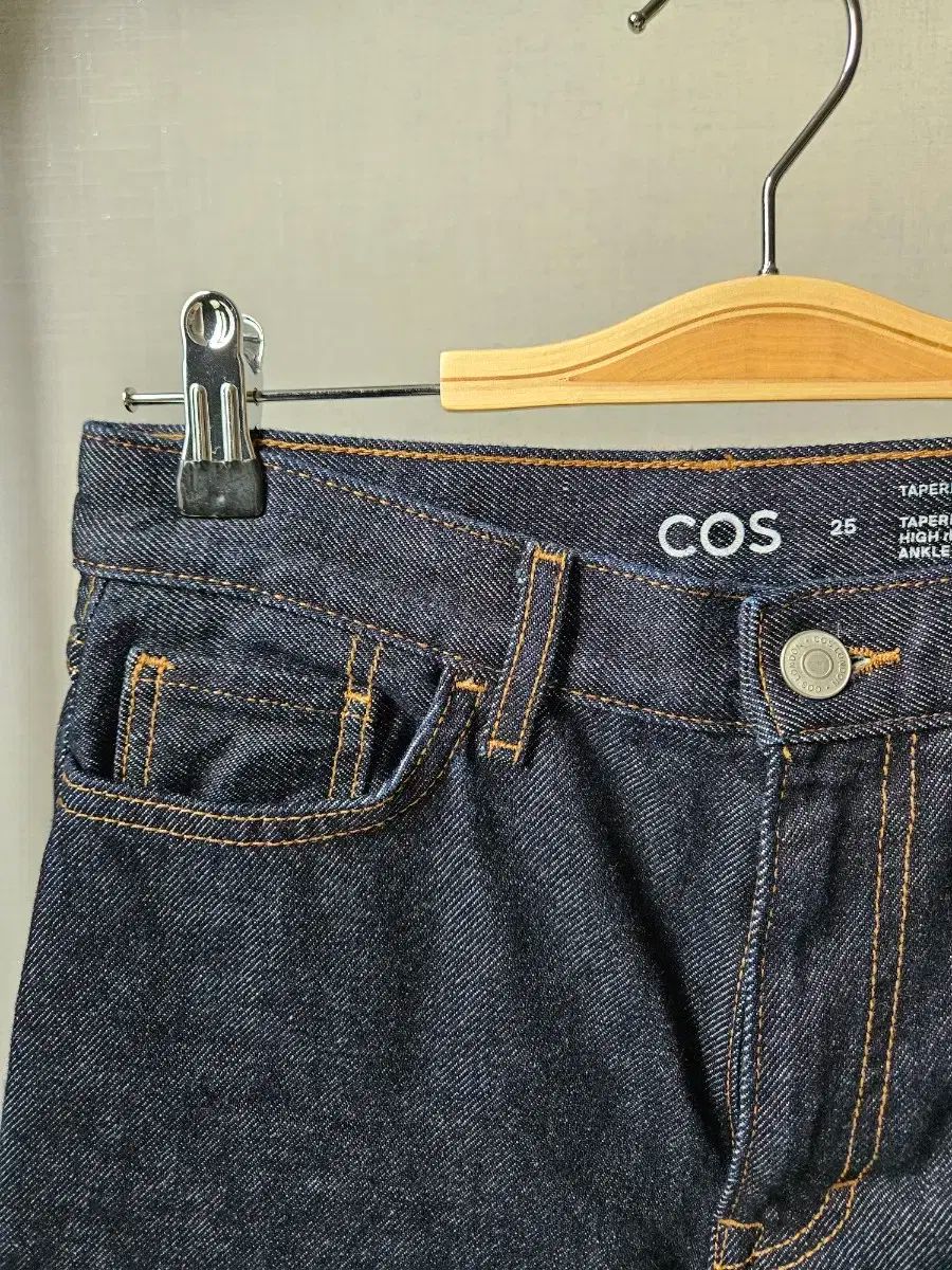  cos arch テーパードジーン ダークブルー 25 その他 デニム ジーンズ