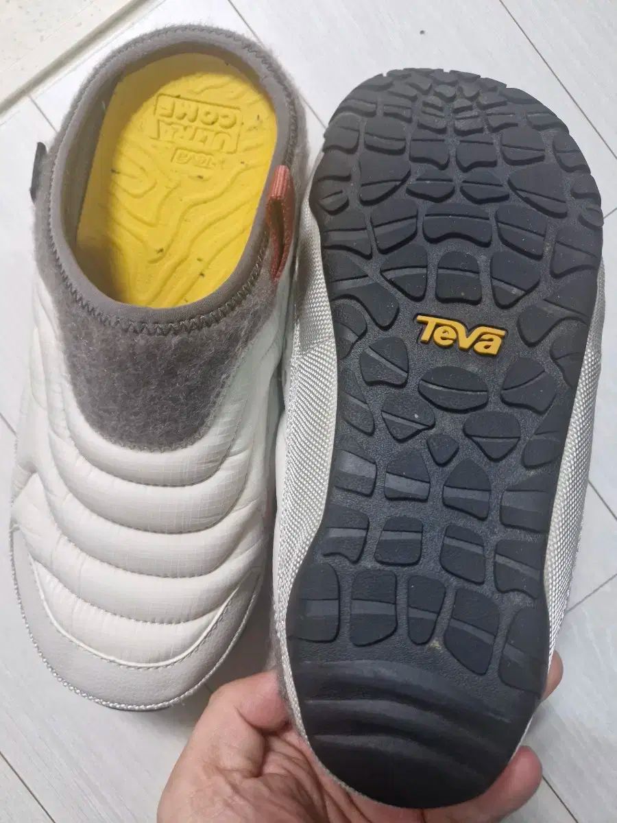 テバ Teva ダウン スリッパ 240