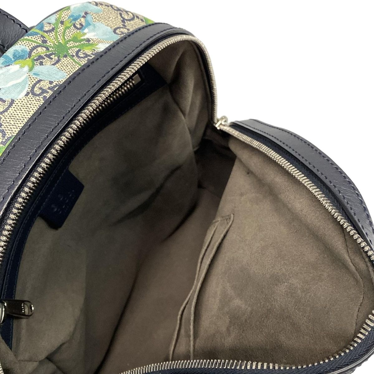 ベージュ×ネイビー×マルチ