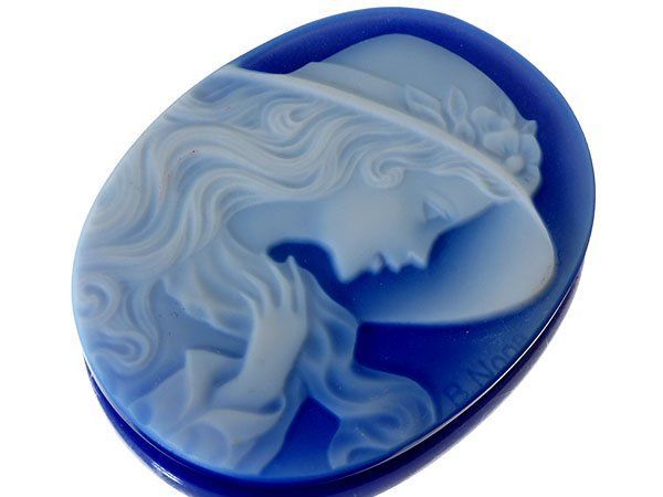 ジュエリー B NooR作 優雅な女性の横顔の彫刻 ブルーストーンカメオルース 45.0ｍｍ×35.1ｍｍ k 1006 v