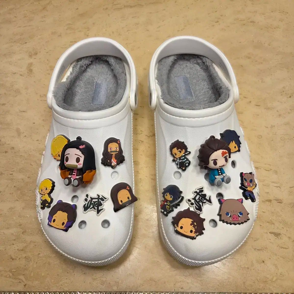 白 Crocs ファー スリッパ 270 鬼滅の刃 ジビッツ