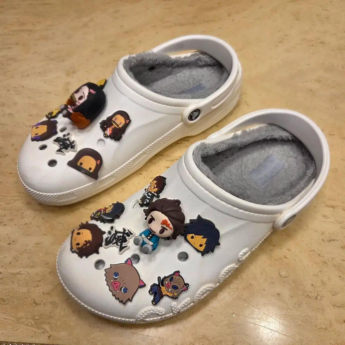 白 Crocs ファー スリッパ 270 鬼滅の刃 ジビッツ