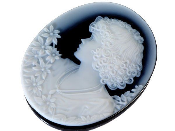 ジュエリー 可憐な美少女と花の彫刻 ブルーストーンカメオルース 50.1ｍｍ×40.0ｍｍ k 1019 v