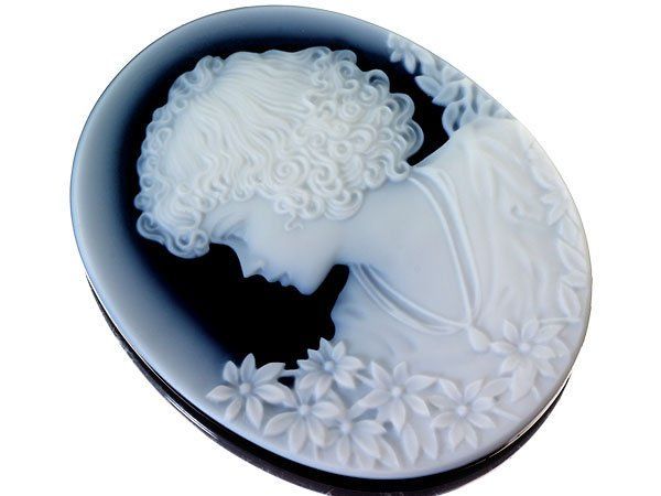 ジュエリー 可憐な美少女と花の彫刻 ブルーストーンカメオルース 50.1ｍｍ×40.0ｍｍ k1019v