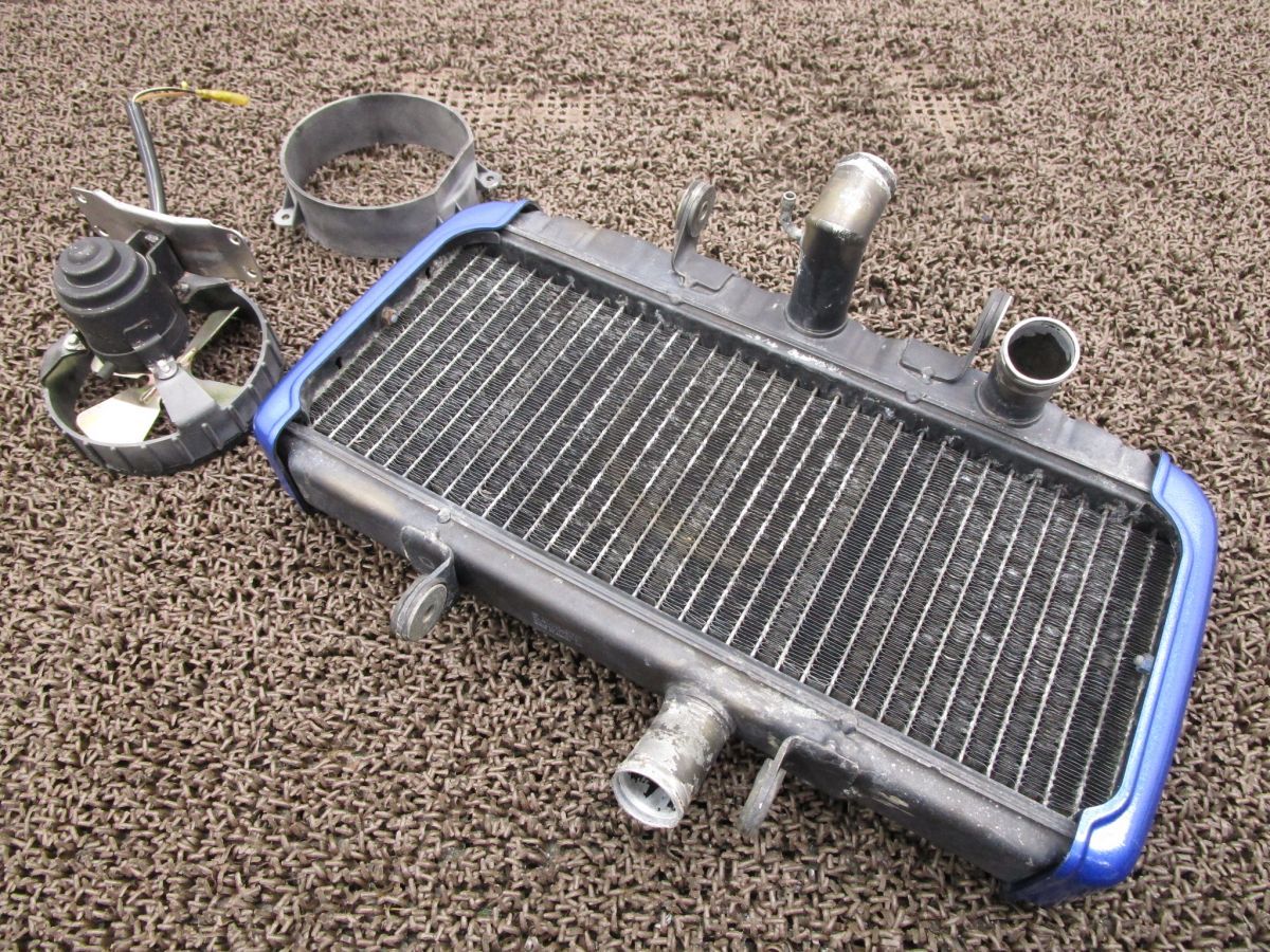 スズキGT750 ガードラジエーター ☆単体(B066) (1) ラジエターガード カバー GT750B☆スズキ 旧車 GT750