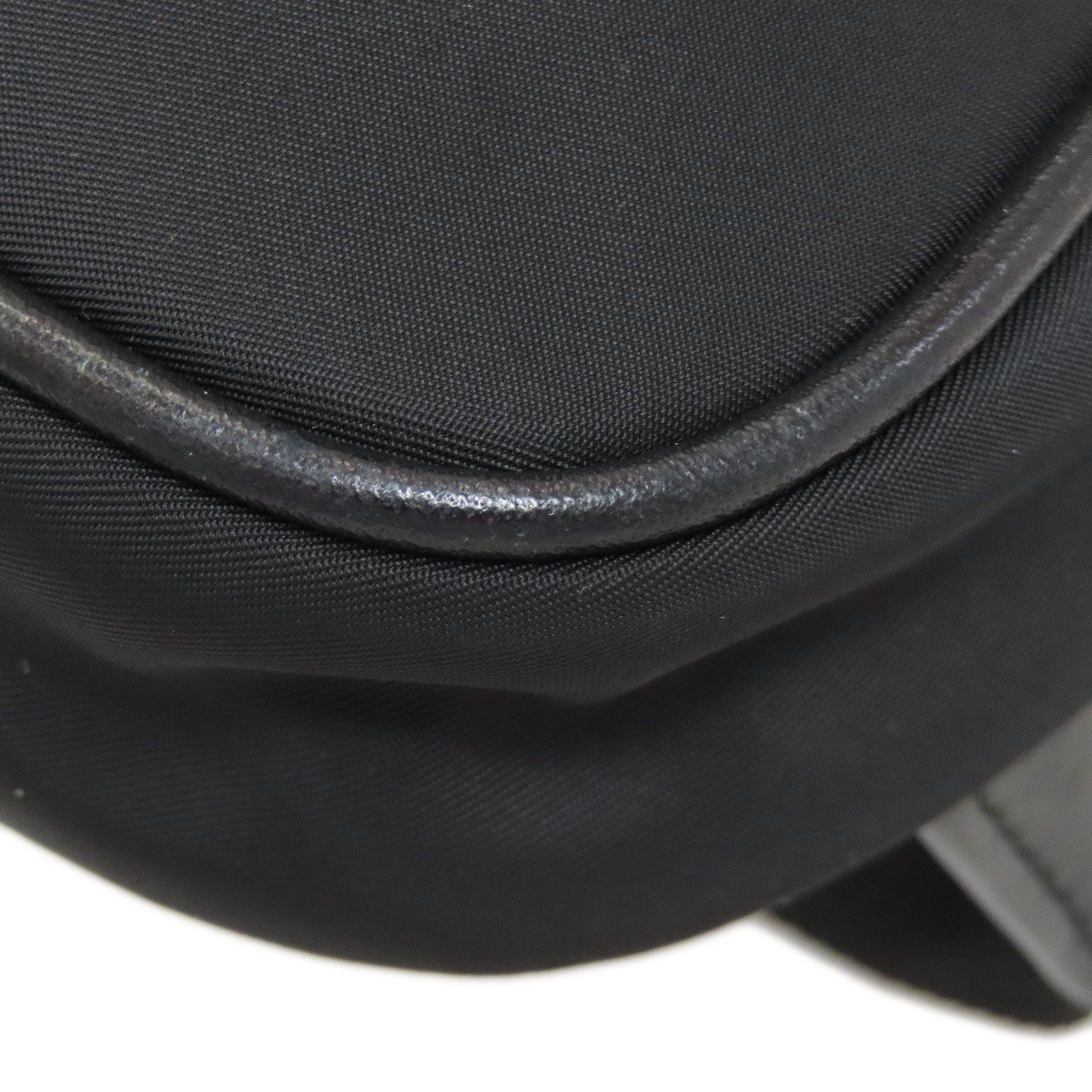 ロゴ ボディバッグ