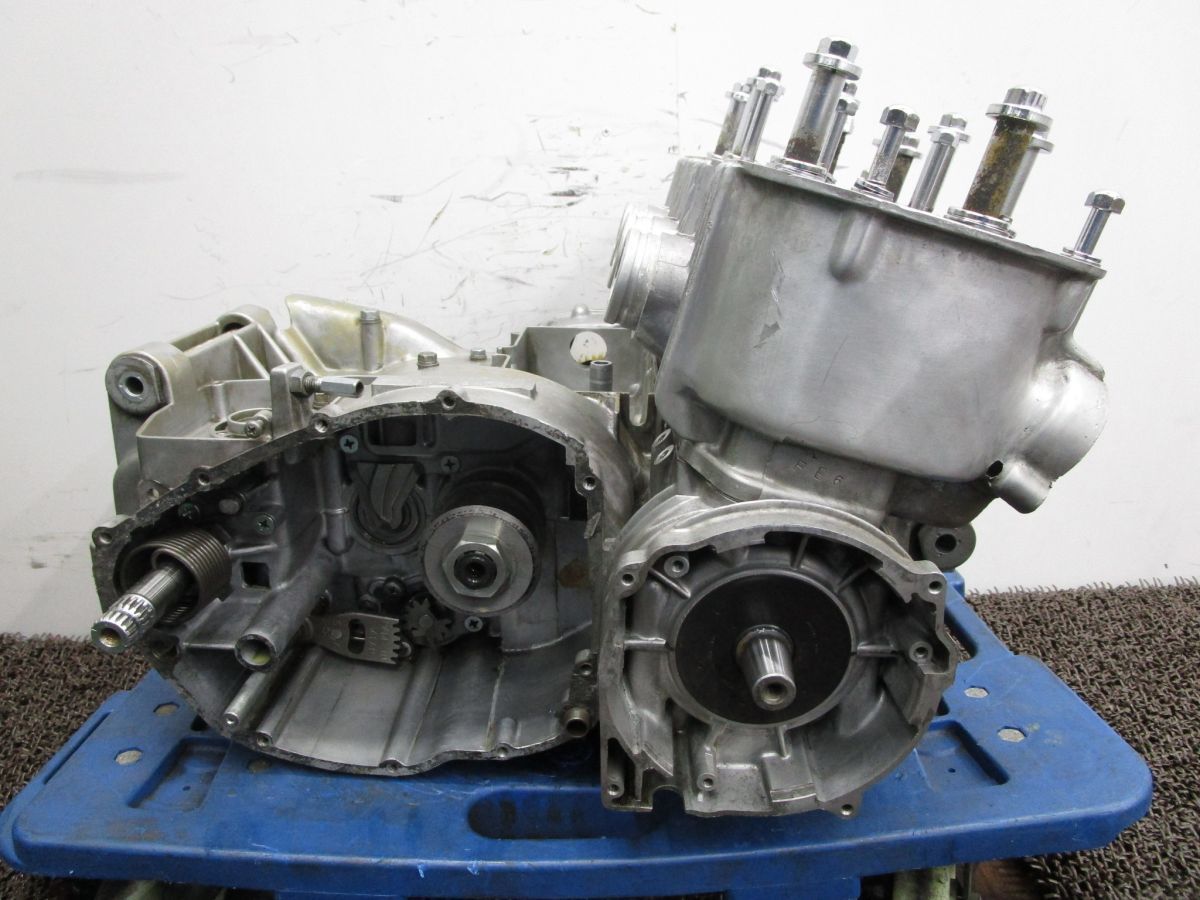 GT 750 エンジン腰下 シリンダー ピストン A 8041 クランクケース スズキ キャブ車