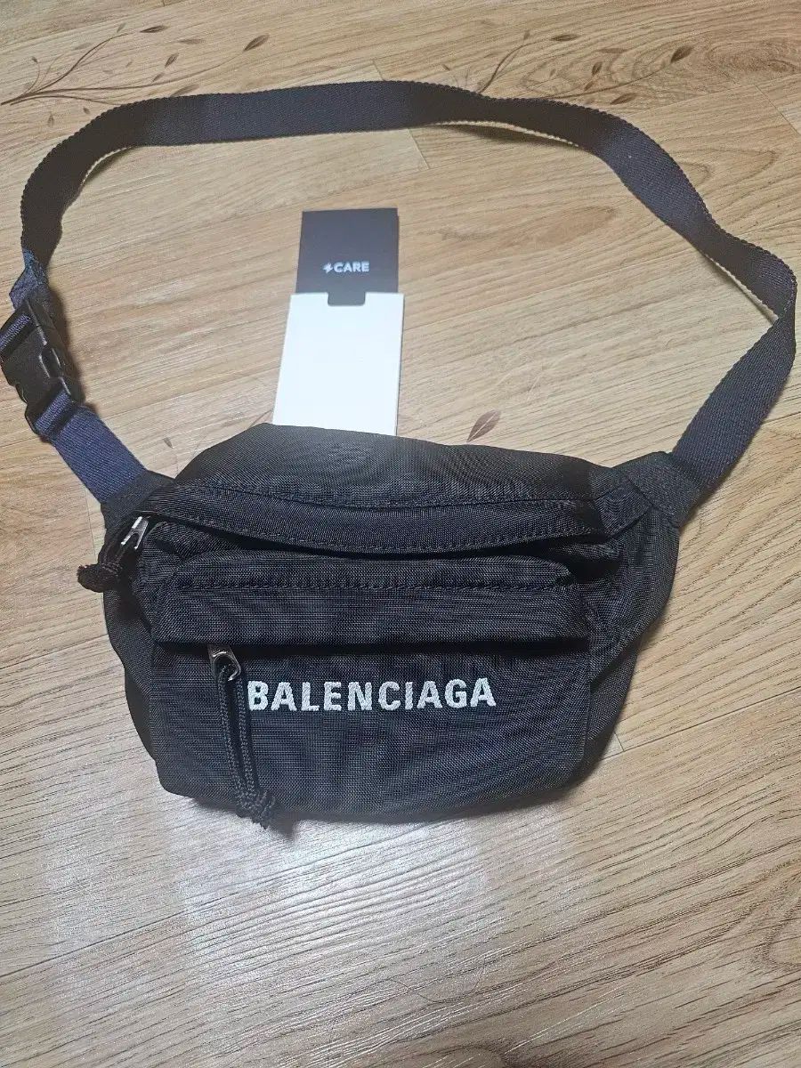バレンシアガ ブラック ベルトバッグ