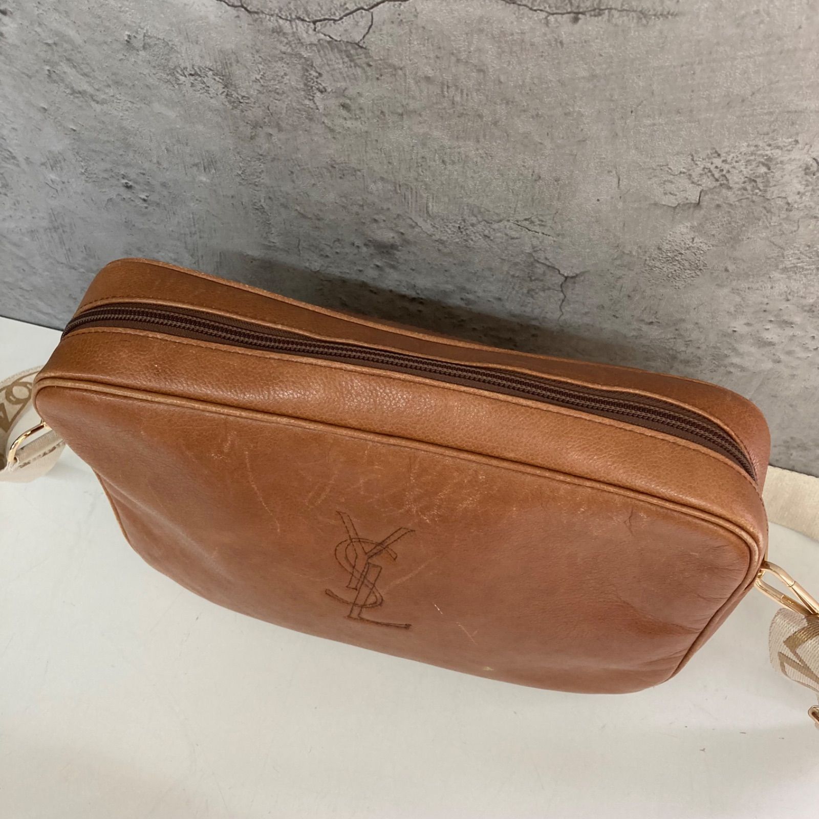 Yves Saint Laurent イヴ サンローラン ロゴショルダーバッグ