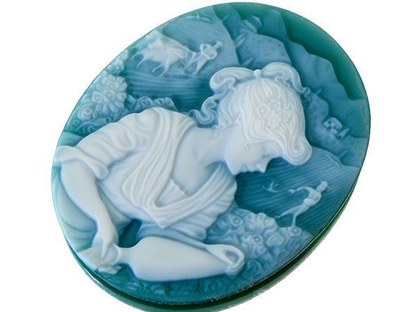 ジュエリー 花畑に水を撒く女性の彫刻 グリーンストーンカメオルース50.0ｍｍ×40.1ｍｍ k 1024 v