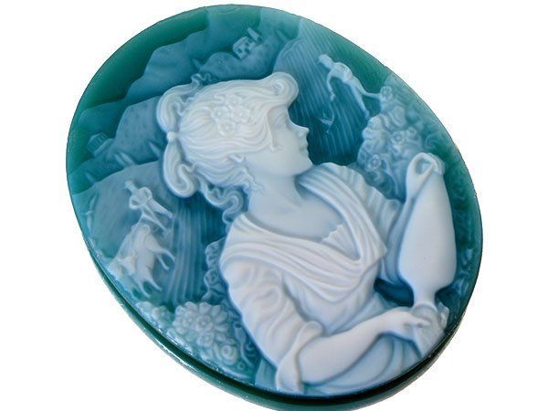 ジュエリー 花畑に水を撒く女性の彫刻 グリーンストーンカメオルース50.0mm×40.1mm k1024v