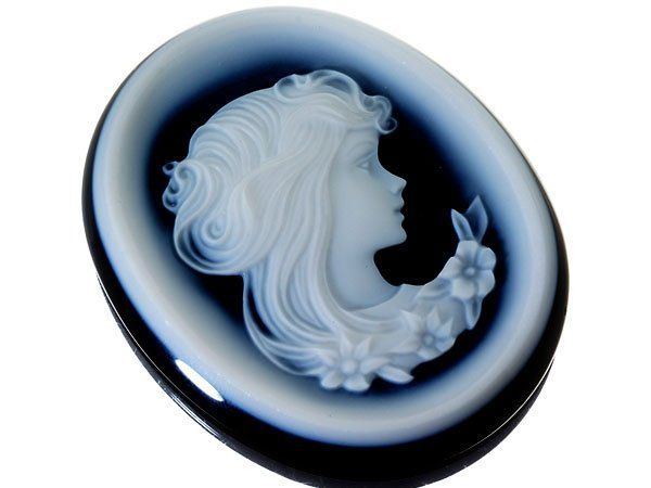 ジュエリー 作家刻印有り 華やかな美少女の横顔の彫刻 ブルーストーンカメオルース 43.0mm×35.1mm k1030v