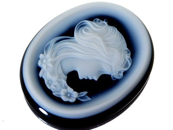 ジュエリー 作家刻印有り 華やかな美少女の横顔の彫刻 ブルーストーンカメオルース 43.0ｍｍ×35.1ｍｍ k 1030 v