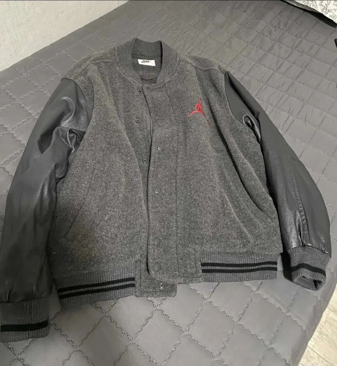 エアジョーダン スタジャン ジャケット