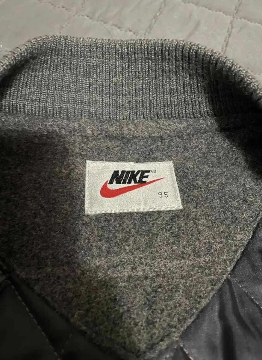 エアジョーダン スタジャン ジャケット