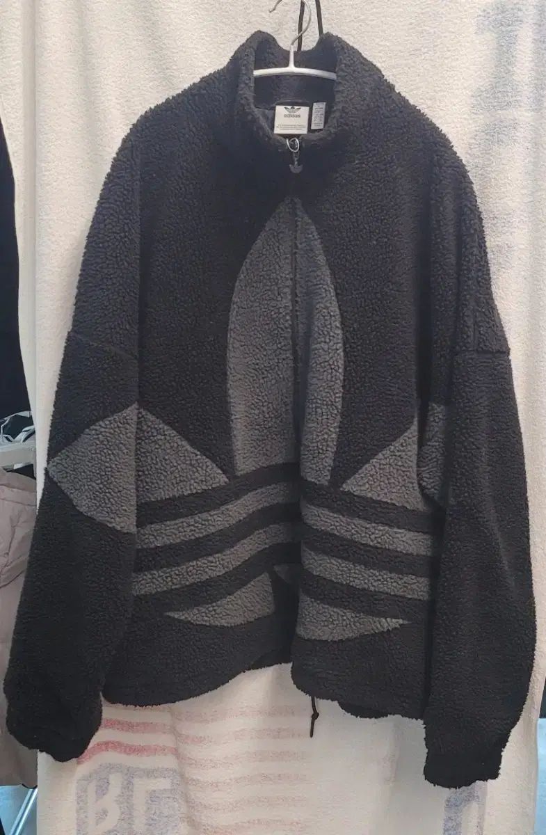 アディダス トレフォイル 黒 ボア フリース