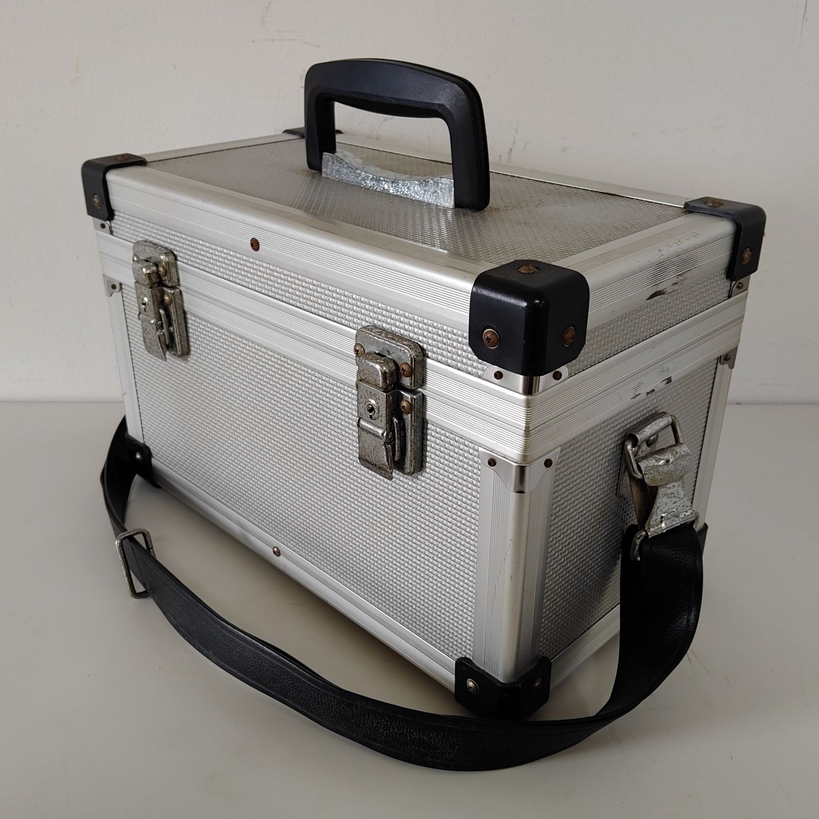 〇カメラ機材入れ ハードケース ジュラルミンケース - メルカリ