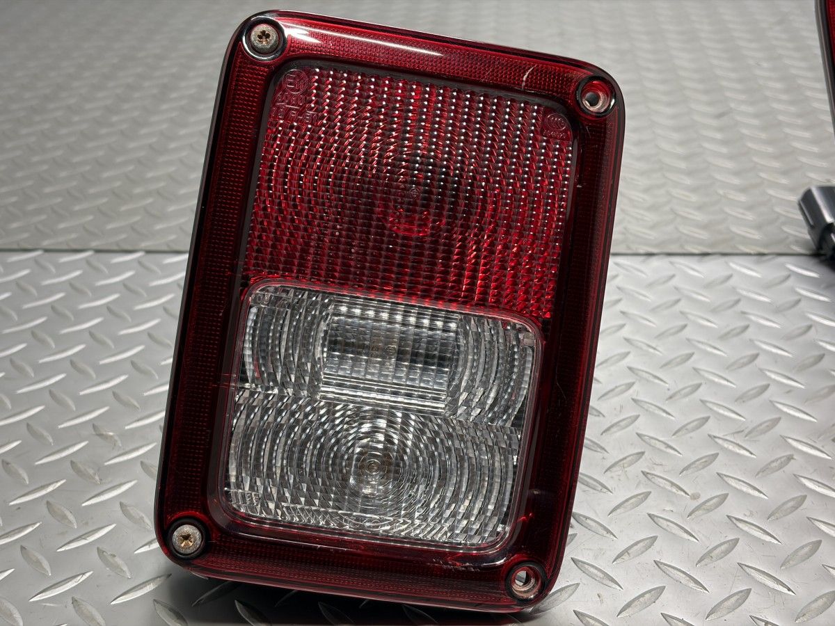 送料無料Jeep JK ラングラー 純正 テールランプ 左右 品番55078146AG