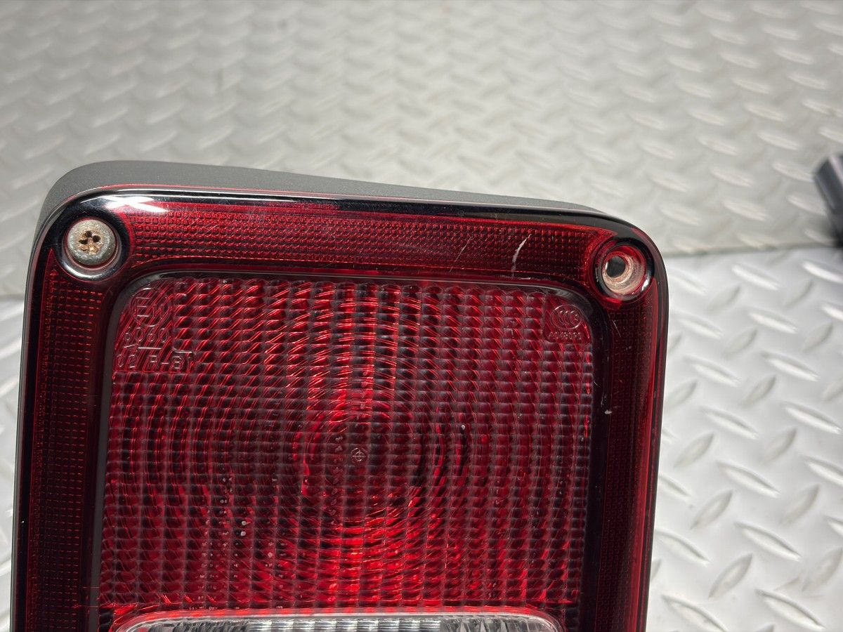 送料無料Jeep JK ラングラー 純正 テールランプ 左右 品番55078146AG