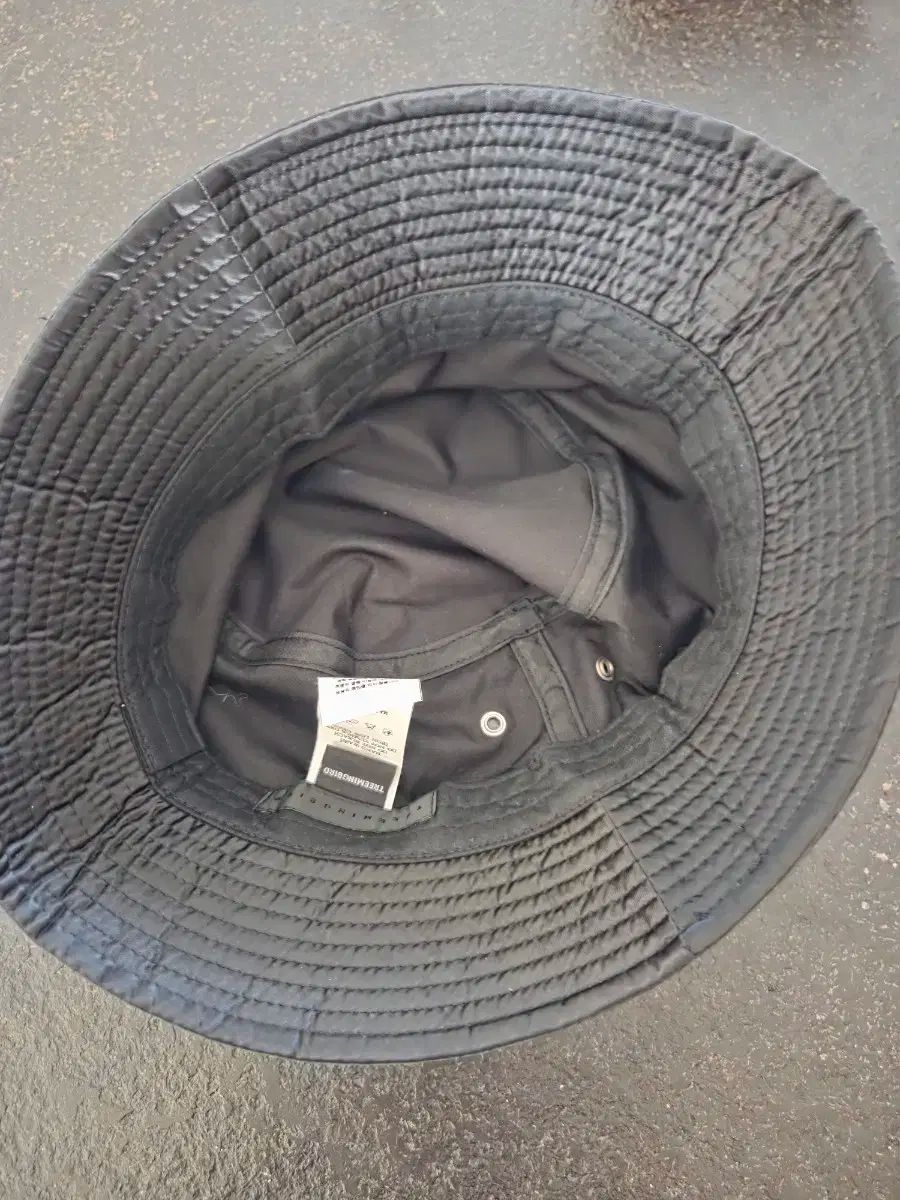 トリミングバード メタル バックル バケットハット ブラック