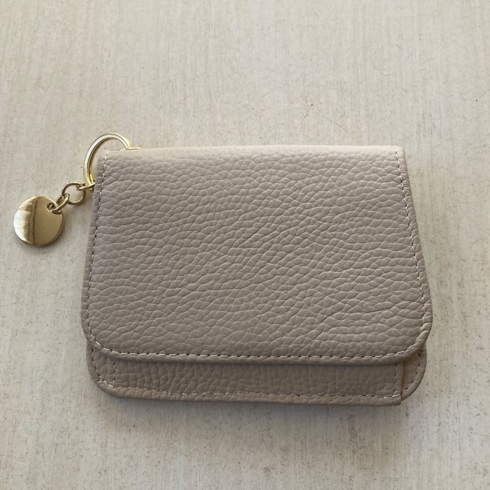 オフホワイト グレージュ レザー 二つ折り財布