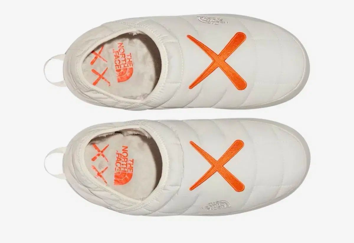 ザノースフェイス カウズ サーモボール ミュール ムーンライト アイボリー オレンジ