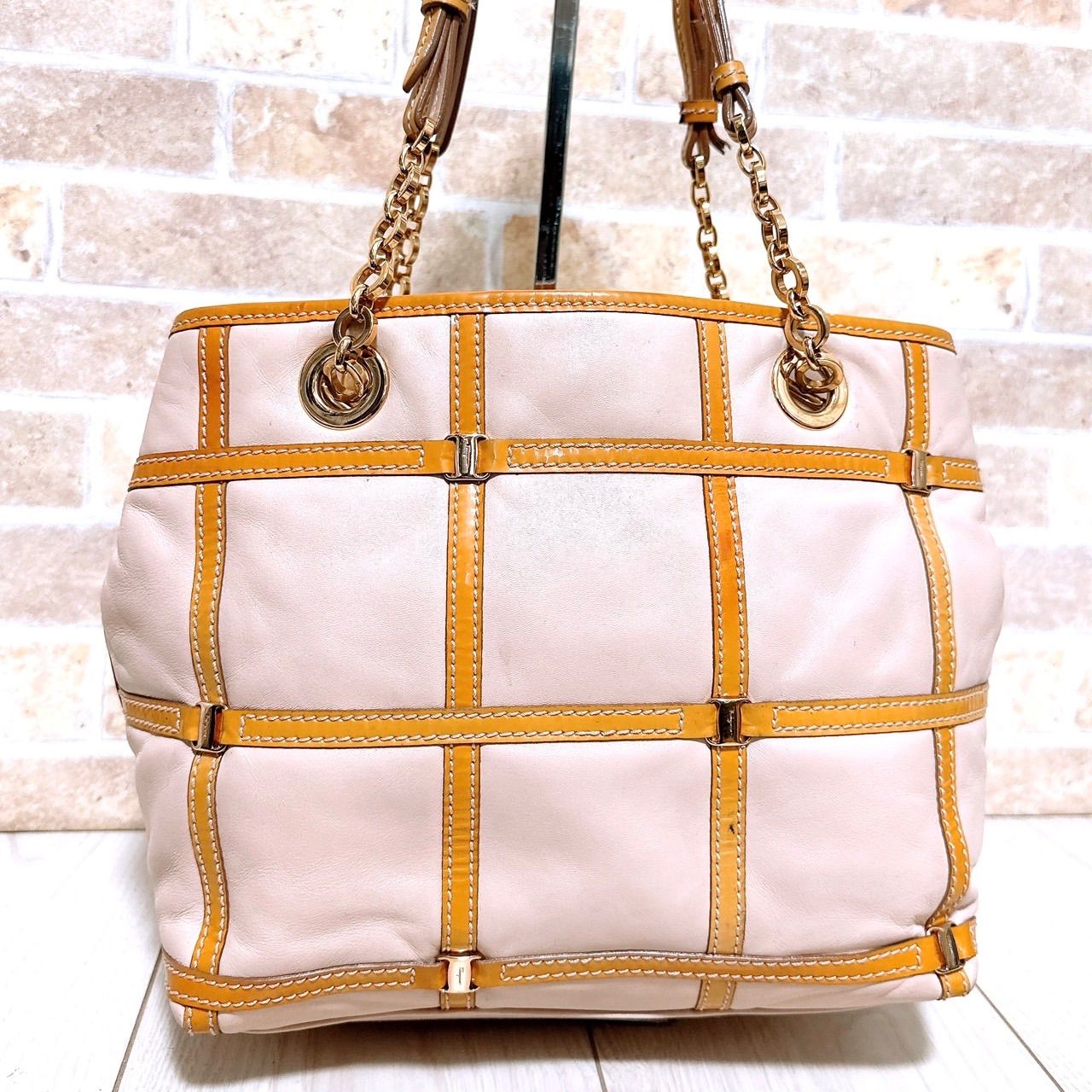 格安)Ferragamo(フェラガモ)ハンドバッグ レザー エナメル 格安)Ferragamo(フェラガモ)ハンドバッグ レザー エナメル