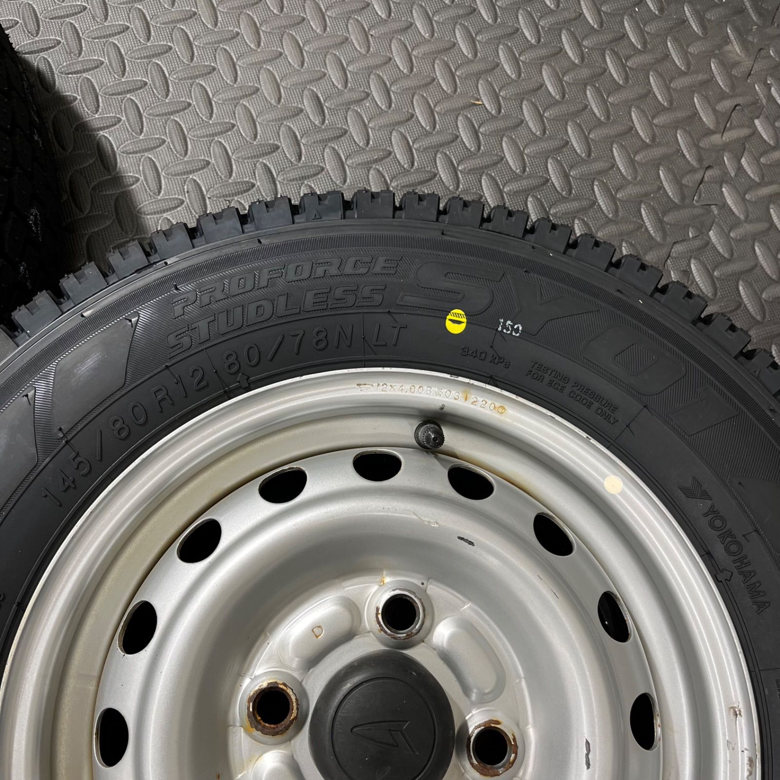 スタッドレスタイヤ 冬タイヤ