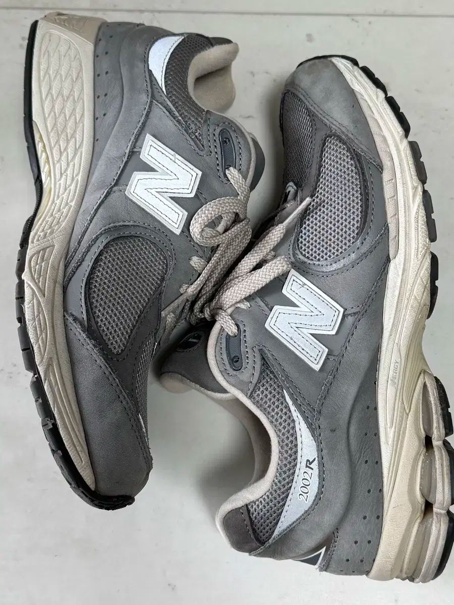 ニューバランス 2002R