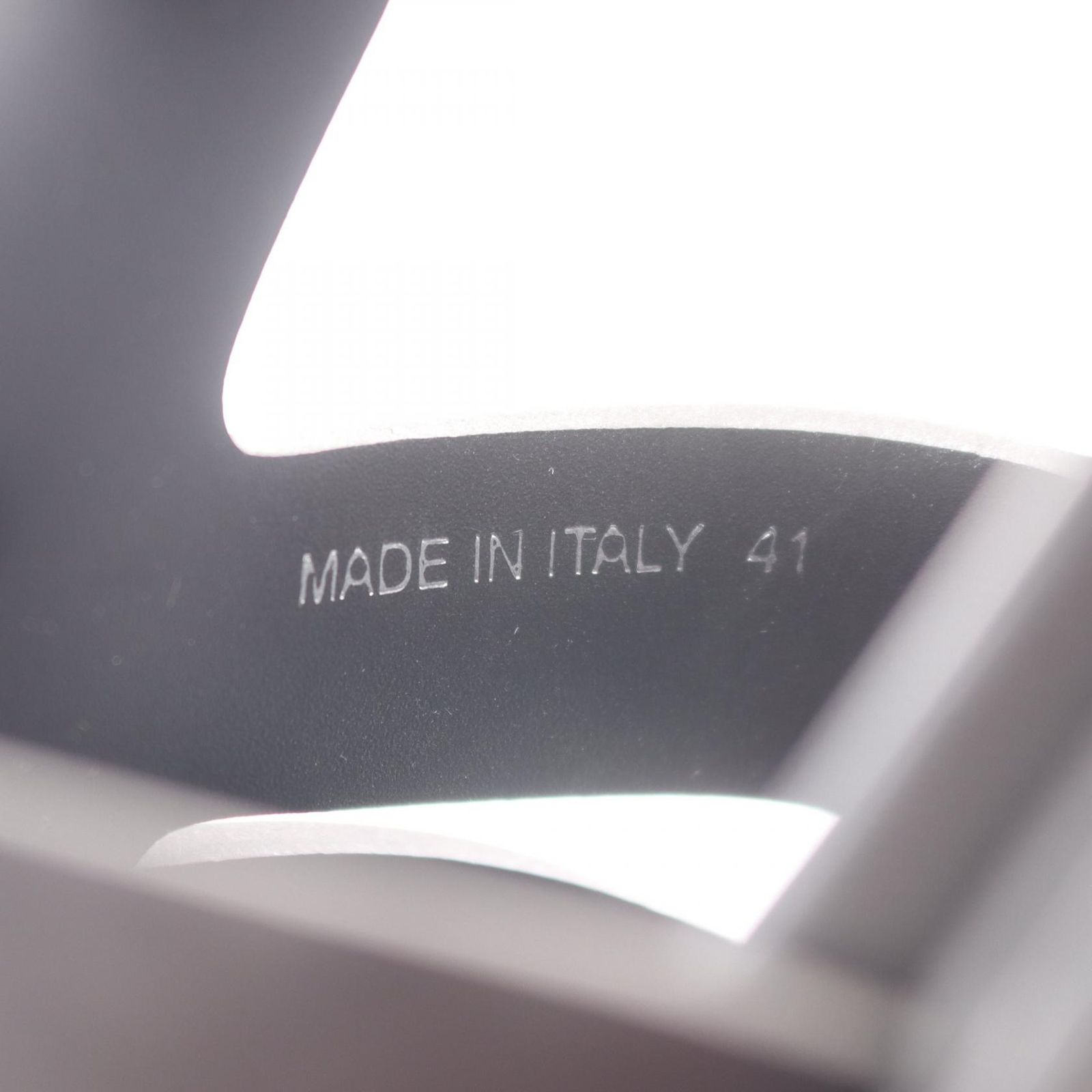 プラダ モノリス