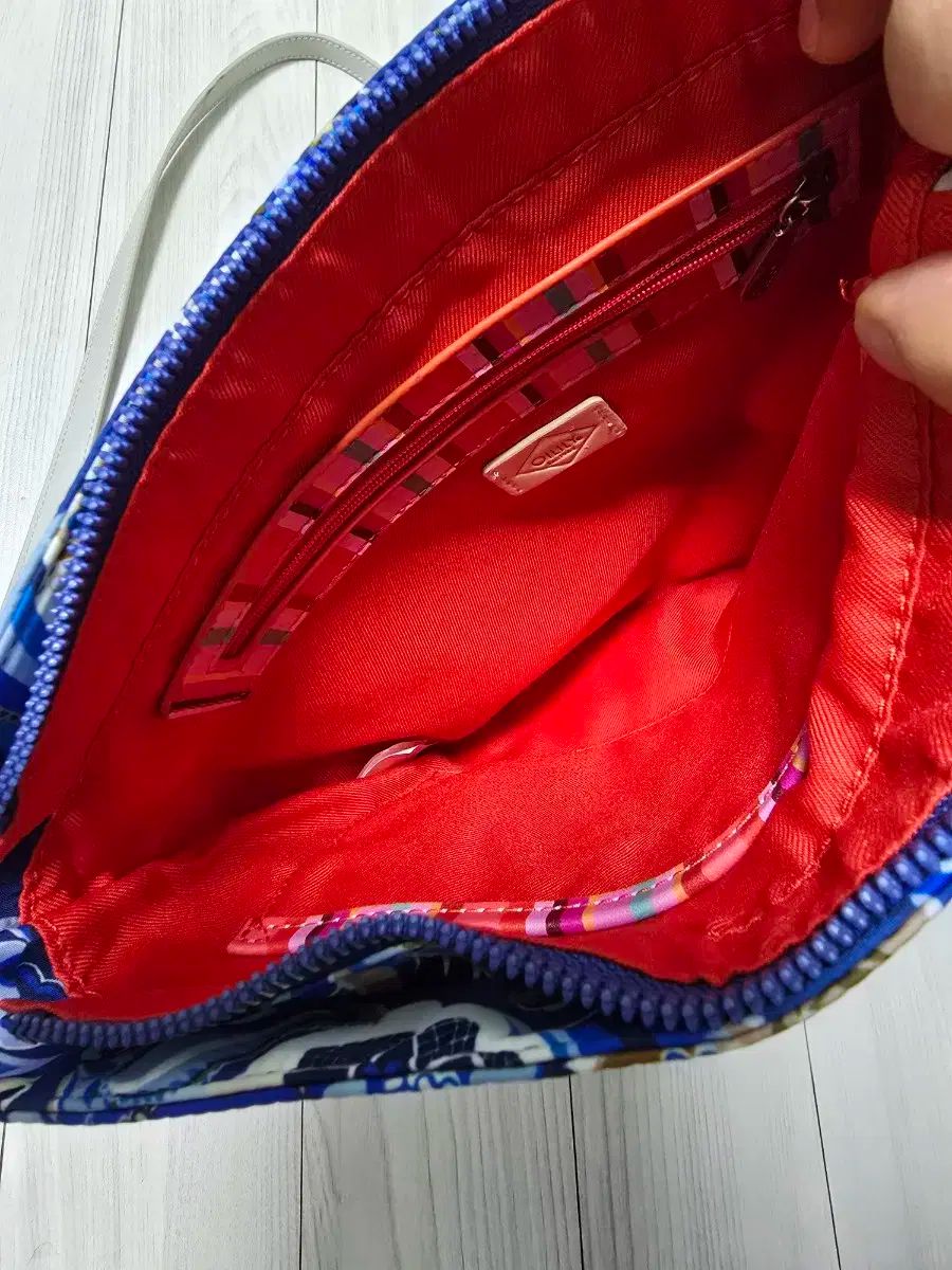  オイルリリー クロスバッグ ２回使用 メッセンジャーバッグ ショルダーバッグ