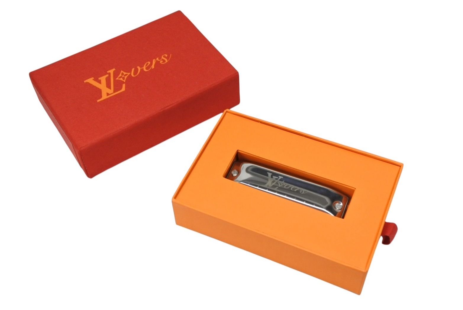 品 LOUIS VUITTON ルイヴィトン ファレルウィリアムズ 2025FW 招待状 ハーモニカ シルバー 4b009010