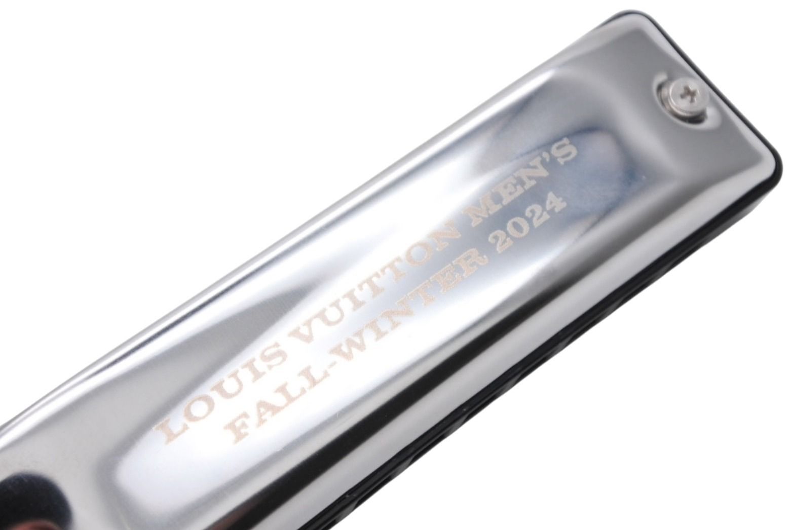 品 LOUIS VUITTON ルイヴィトン ファレルウィリアムズ 2025FW 招待状 ハーモニカ シルバー 4b009010 MERCADOAVALIA_COM_BR