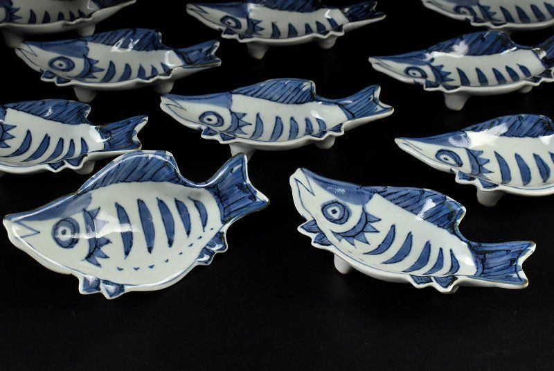 蔵C8992g1】古染写 染付魚型皿 足付向付皿 十客 - メルカリ