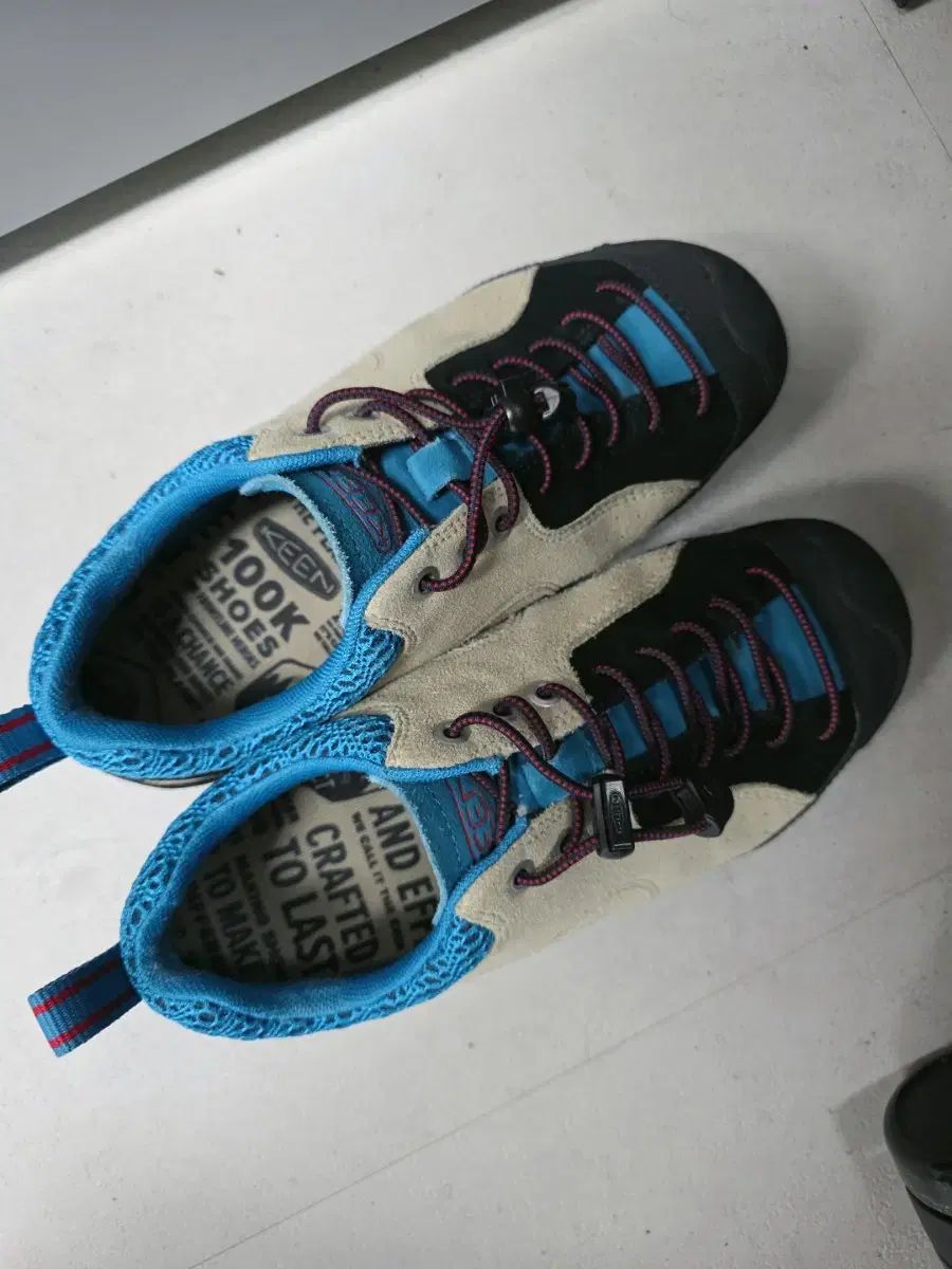 KEEN ジャスパー ROCK スニーカー サファリブルー 235mm