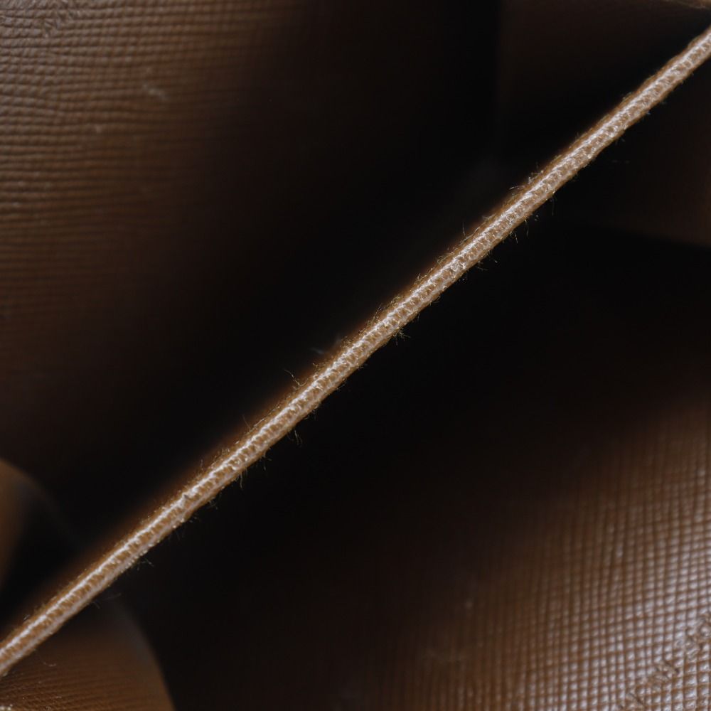 プラダ 三角ロゴ