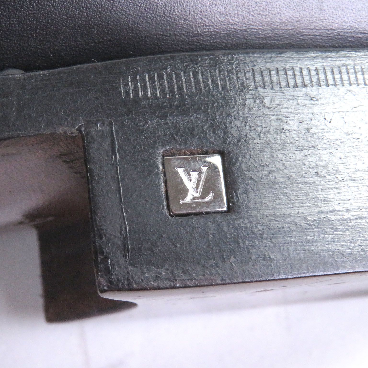 LOUIS VUITTON ルイヴィトン レザー ウィングチップ メダリオン パーフォレーション ローファー ブラック 6 き イタリア製 メンズ ODELLYA_COM