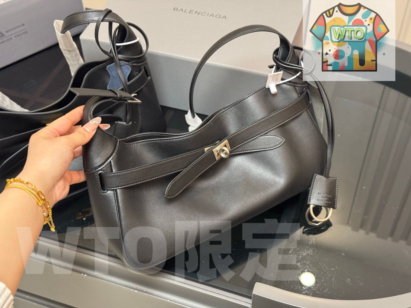 WTO通販 Balenciaga 新横型アンダーアームバッグ 34.16cm ～ブラック＆ホワイト × 角ボタン五金のレトロな魅力～1-WTO輸入-FOV15